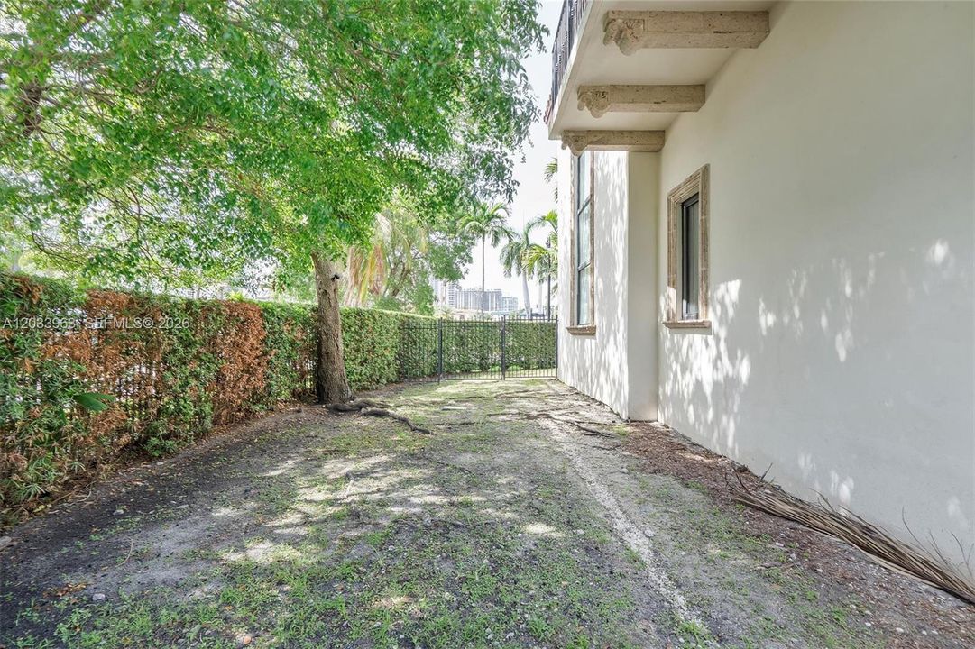 For Sale: $3,790,000 (5 beds, 4 baths, 4545 Square Feet)