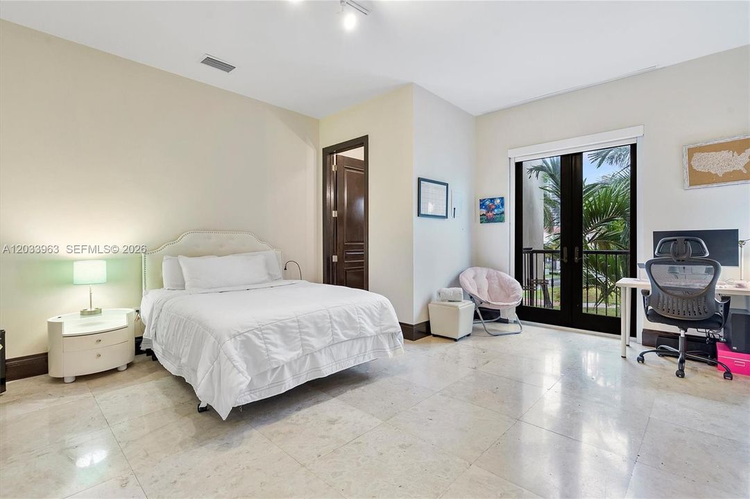 For Sale: $3,790,000 (5 beds, 4 baths, 4545 Square Feet)
