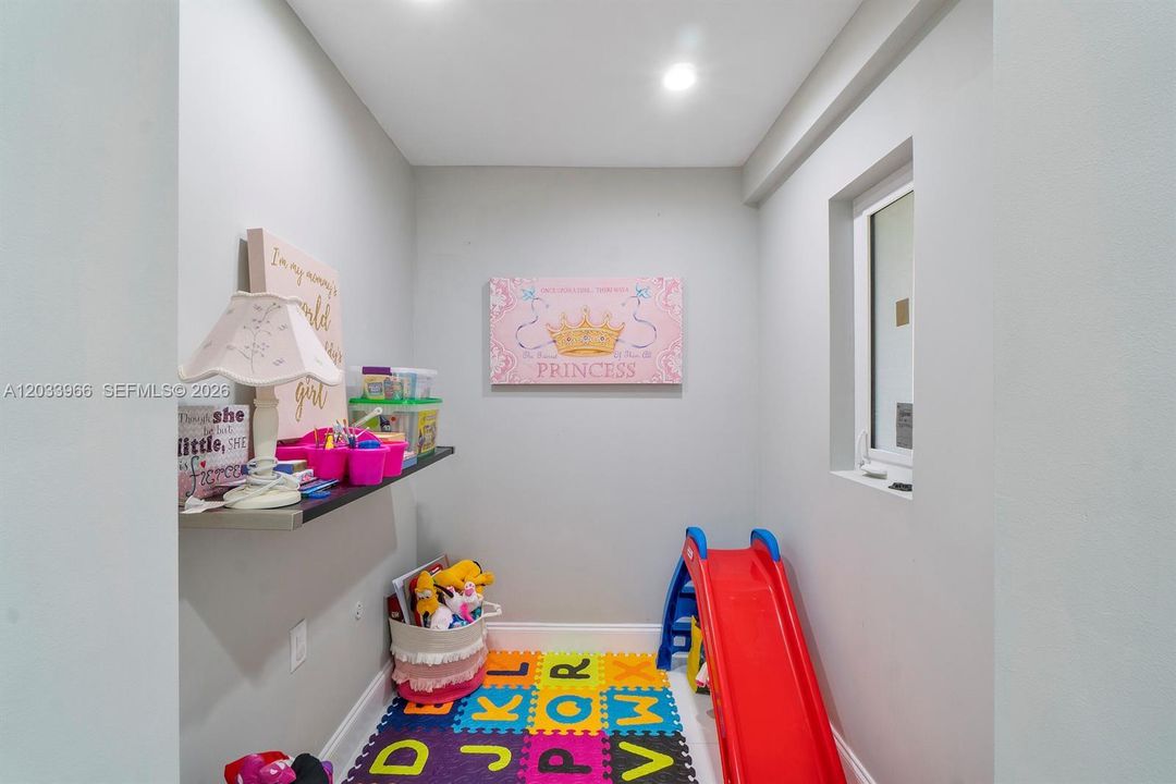 For Rent: $3,400 (4 beds, 2 baths, 1668 Square Feet)