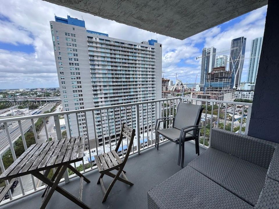 For Rent: $2,850 (2 beds, 2 baths, 914 Square Feet)