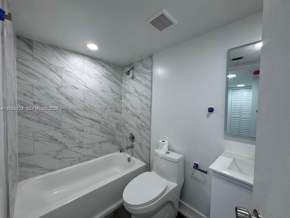 For Rent: $2,850 (2 beds, 2 baths, 914 Square Feet)