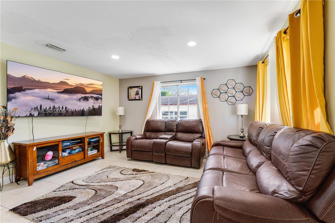 For Sale: $440,000 (3 beds, 2 baths, 1387 Square Feet)