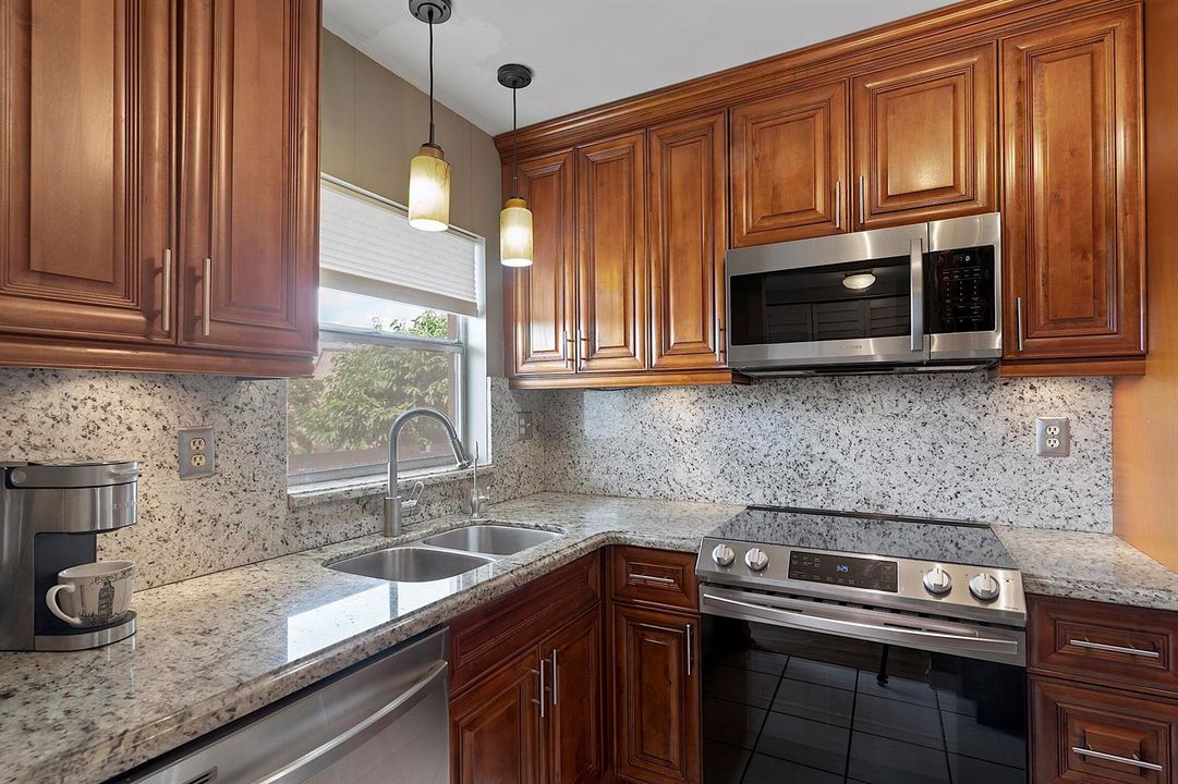9370 Sunrise Lakes Blvd - - 304129