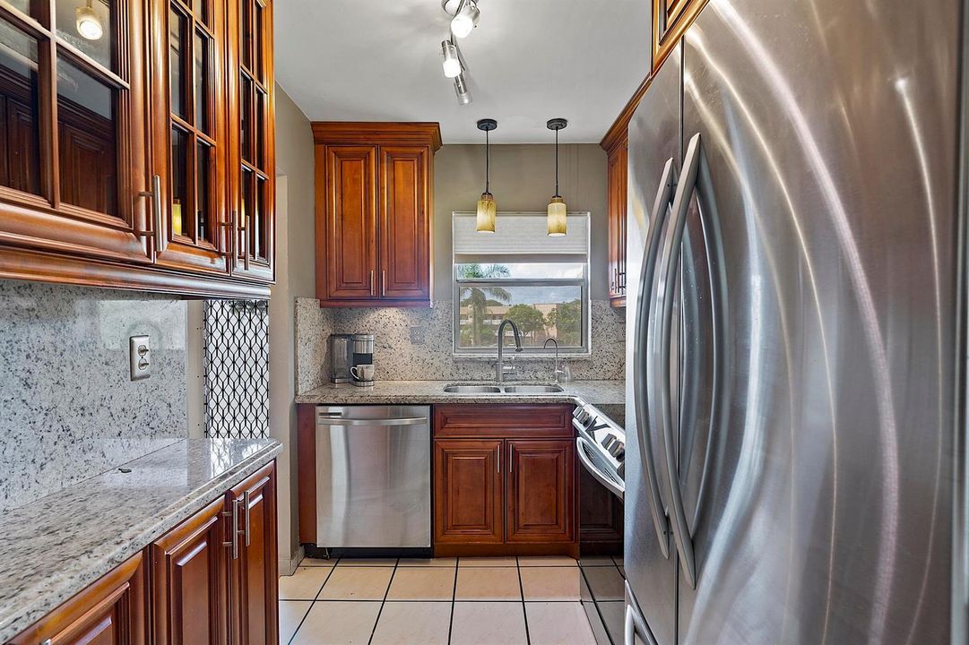 9370 Sunrise Lakes Blvd - - 304130