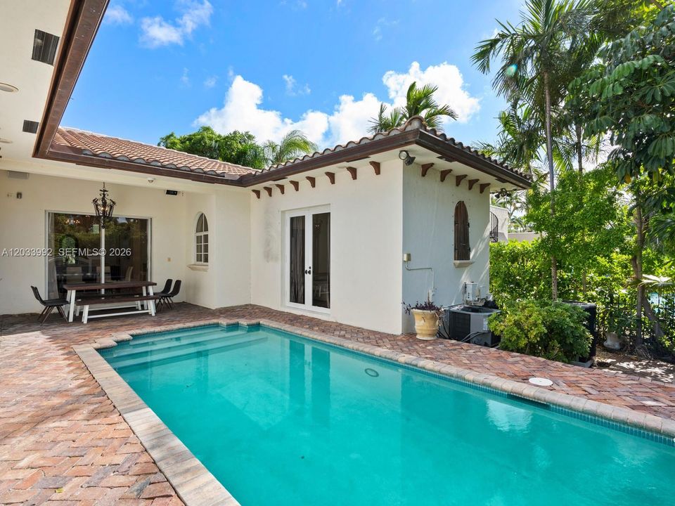 For Sale: $1,999,999 (5 beds, 3 baths, 2020 Square Feet)