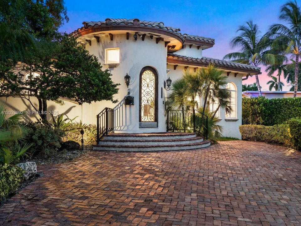 For Sale: $1,999,999 (5 beds, 3 baths, 2020 Square Feet)