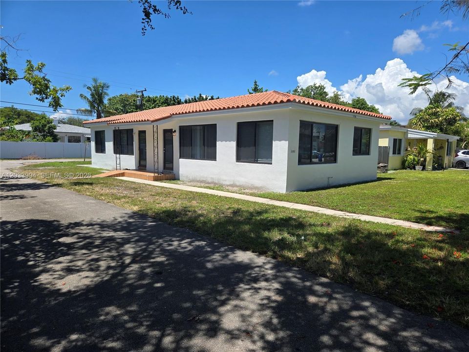 For Rent: $2,600 (2 beds, 1 baths, 700 Square Feet)