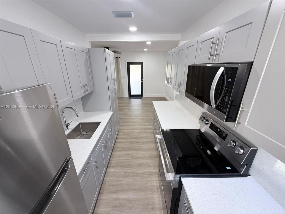 For Rent: $2,600 (2 beds, 1 baths, 700 Square Feet)