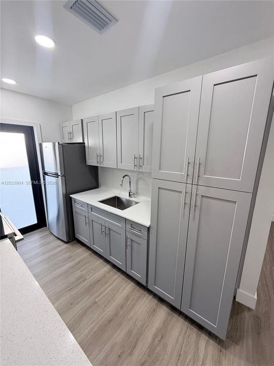 For Rent: $2,600 (2 beds, 1 baths, 700 Square Feet)