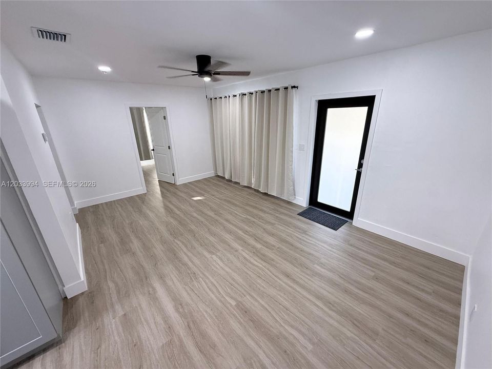 For Rent: $2,600 (2 beds, 1 baths, 700 Square Feet)
