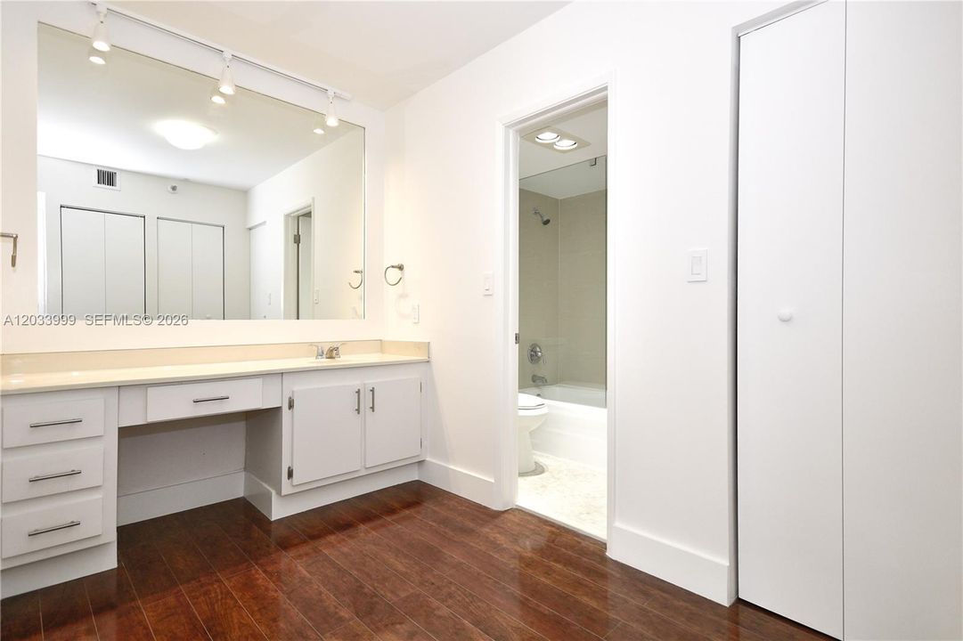 Master Suite 1 Dressing Room(3 closets + walking closet)