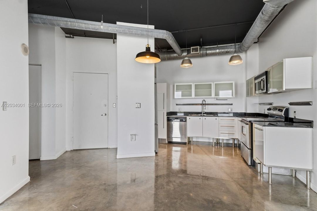 For Rent: $2,450 (1 beds, 1 baths, 704 Square Feet)