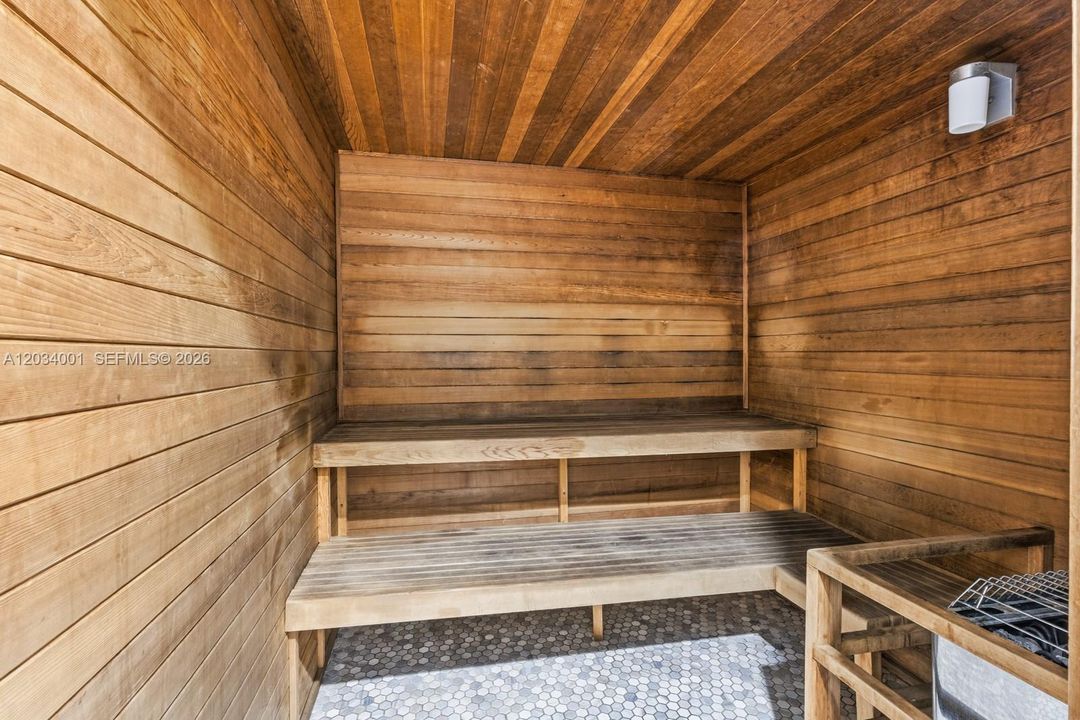 For Rent: $2,450 (1 beds, 1 baths, 704 Square Feet)