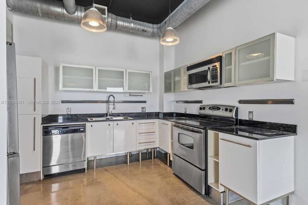 For Rent: $2,450 (1 beds, 1 baths, 704 Square Feet)