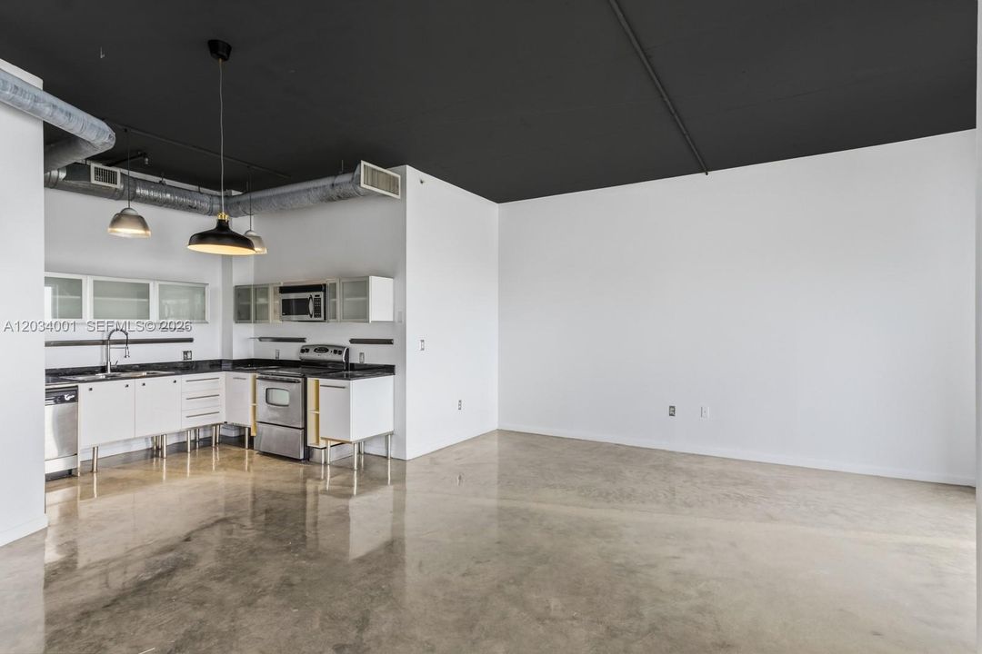 For Rent: $2,450 (1 beds, 1 baths, 704 Square Feet)