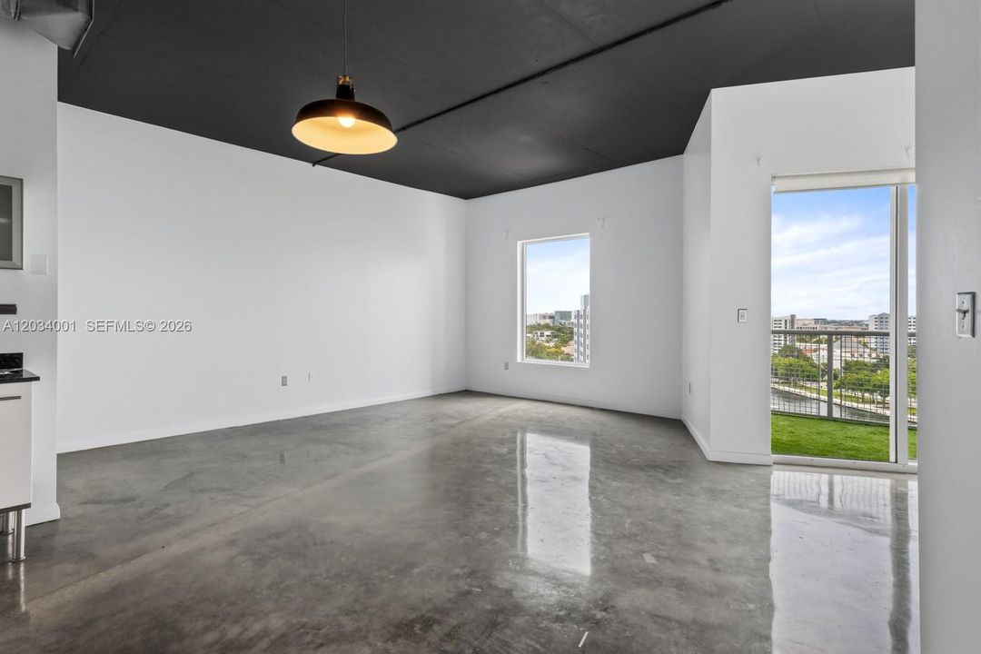 For Rent: $2,450 (1 beds, 1 baths, 704 Square Feet)