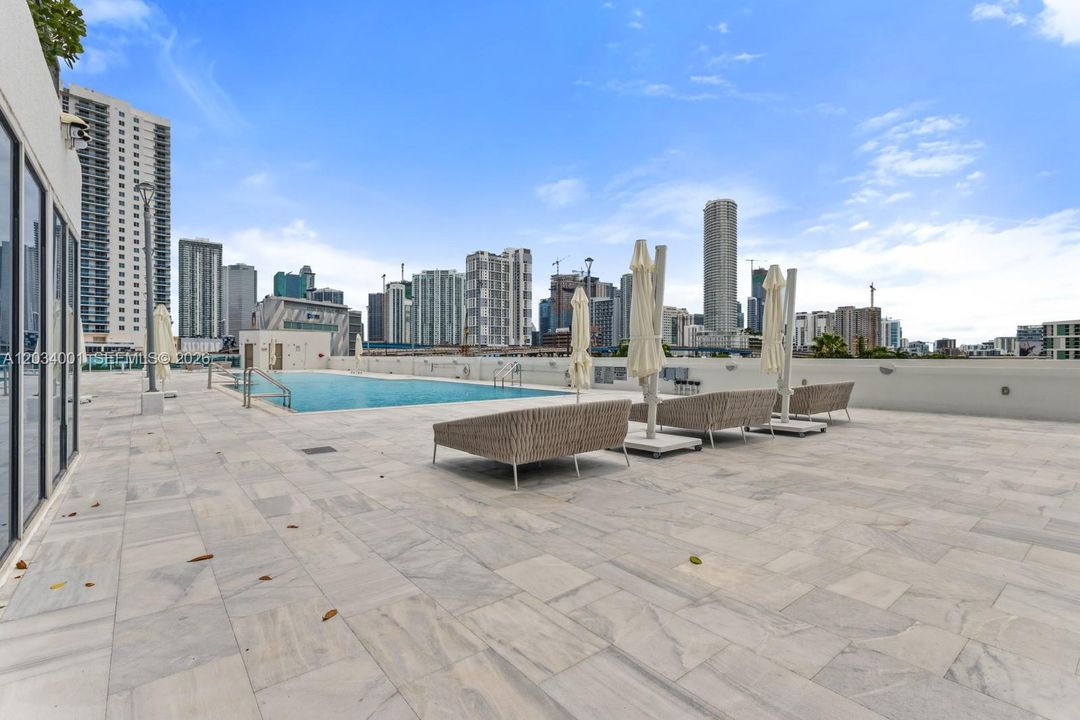 For Rent: $2,450 (1 beds, 1 baths, 704 Square Feet)
