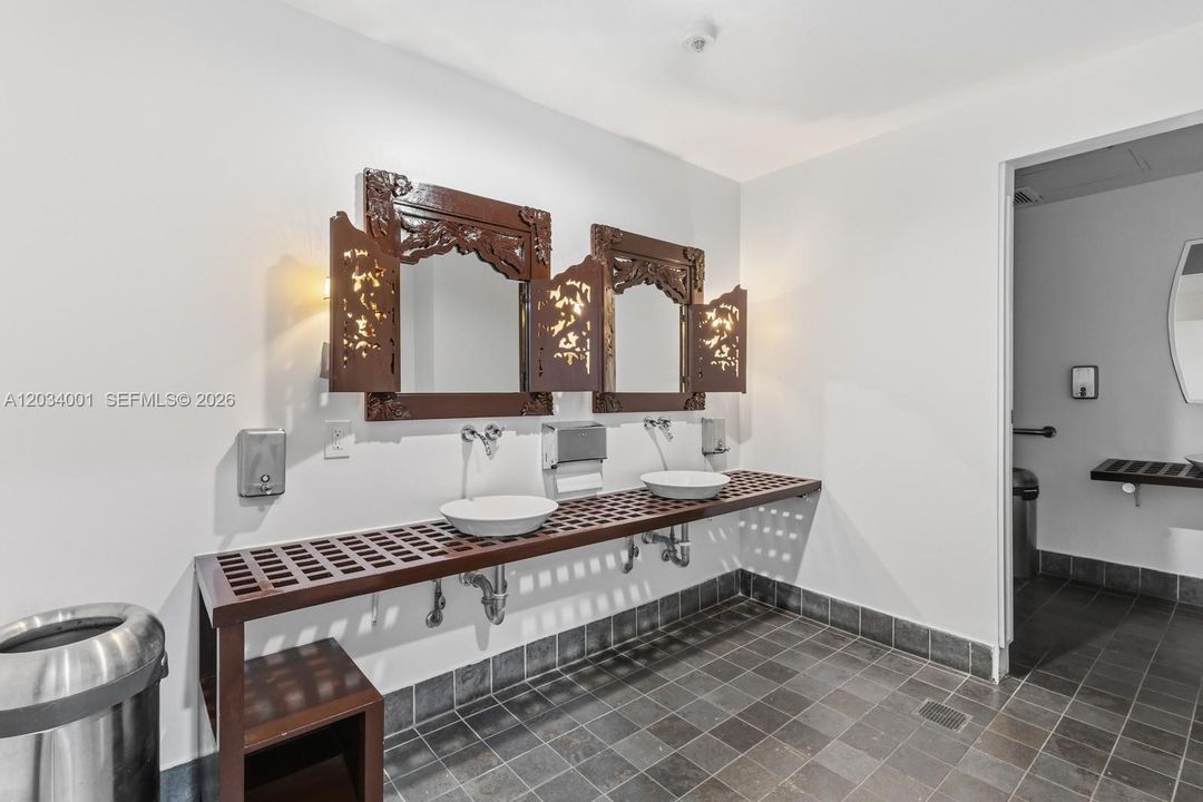 For Rent: $2,450 (1 beds, 1 baths, 704 Square Feet)