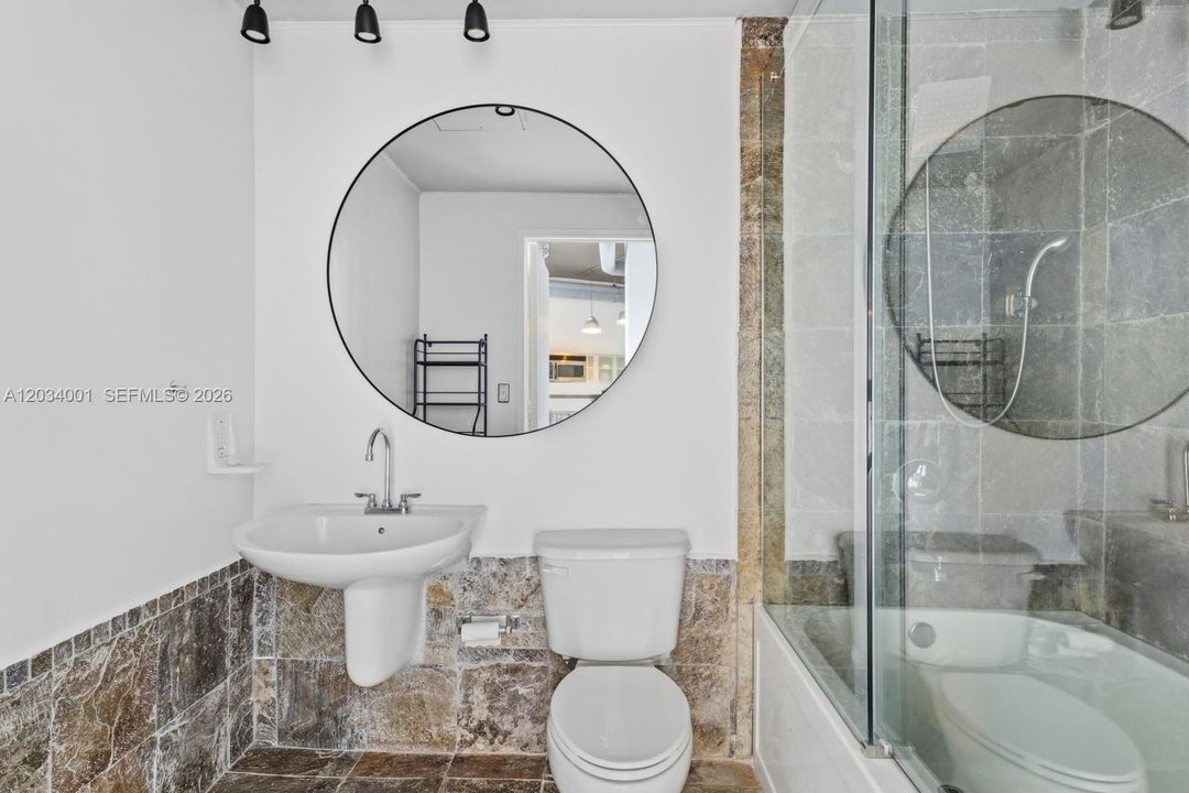 For Rent: $2,450 (1 beds, 1 baths, 704 Square Feet)