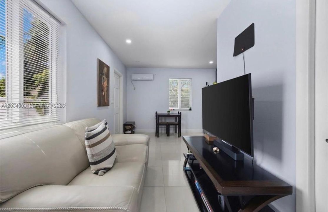 For Rent: $1,700 (1 beds, 1 baths, 1685 Square Feet)