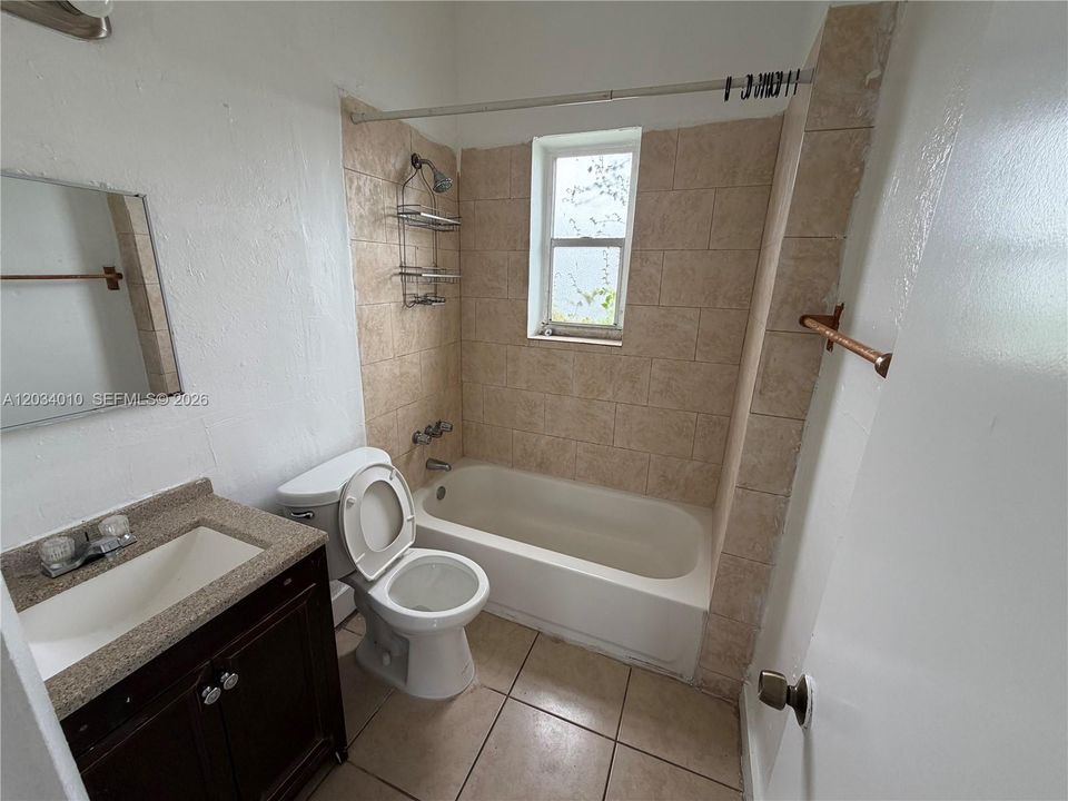 For Rent: $1,400 (2 beds, 1 baths, 1626 Square Feet)
