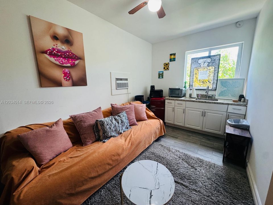 For Rent: $1,995 (0 beds, 1 baths, 570 Square Feet)