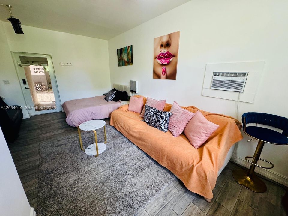 For Rent: $1,995 (0 beds, 1 baths, 570 Square Feet)