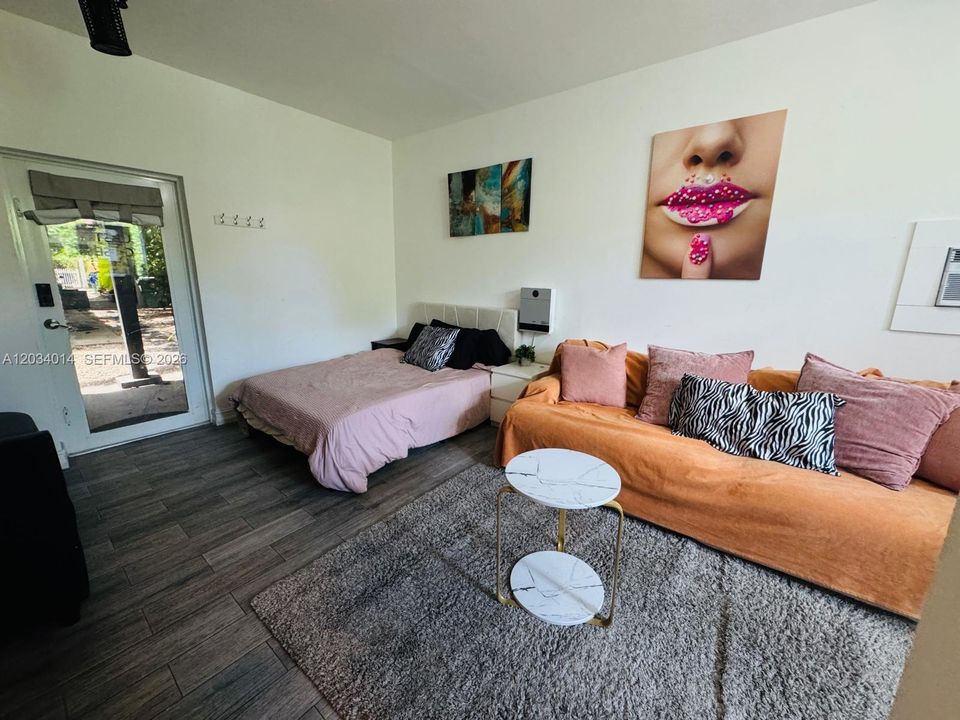 For Rent: $1,995 (0 beds, 1 baths, 570 Square Feet)
