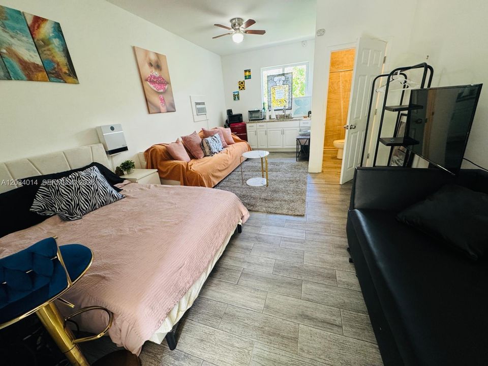 For Rent: $1,995 (0 beds, 1 baths, 570 Square Feet)