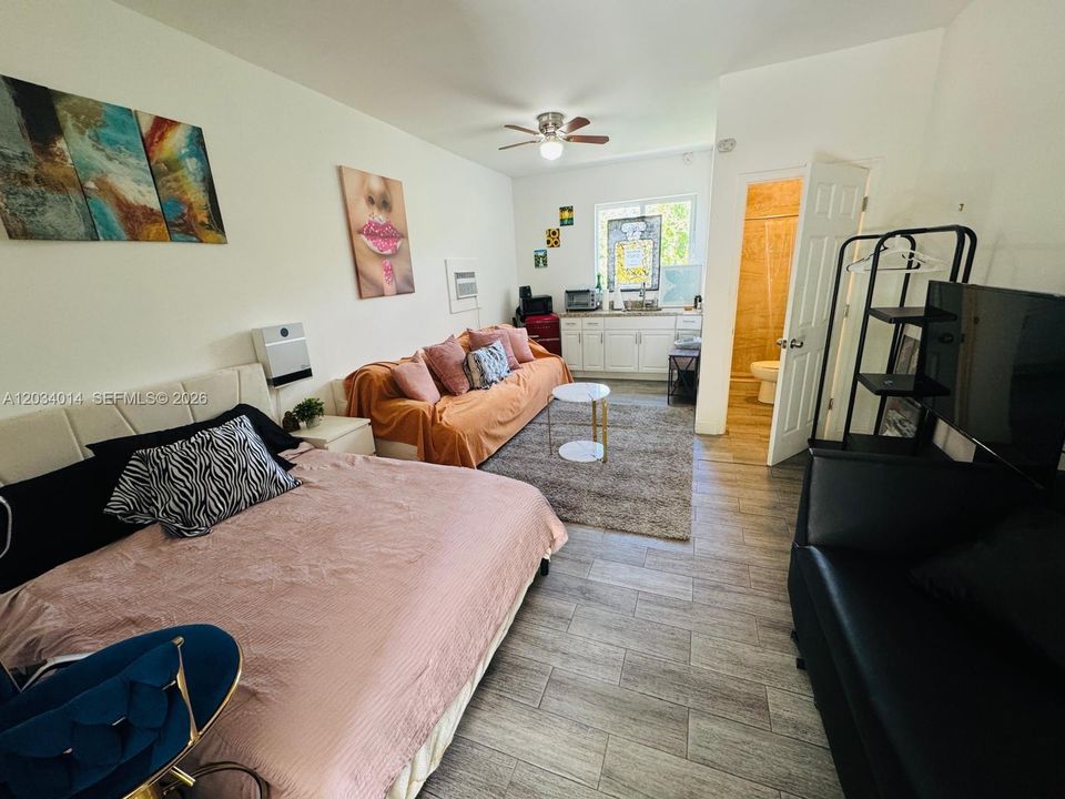 For Rent: $1,995 (0 beds, 1 baths, 570 Square Feet)