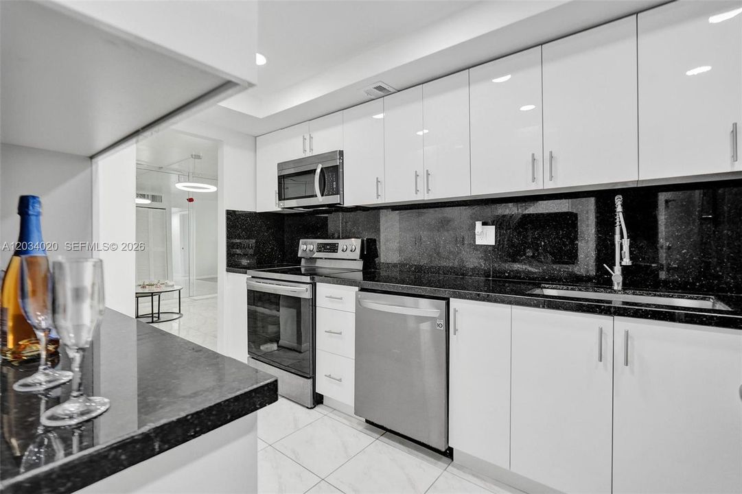 For Sale: $350,000 (2 beds, 2 baths, 1200 Square Feet)