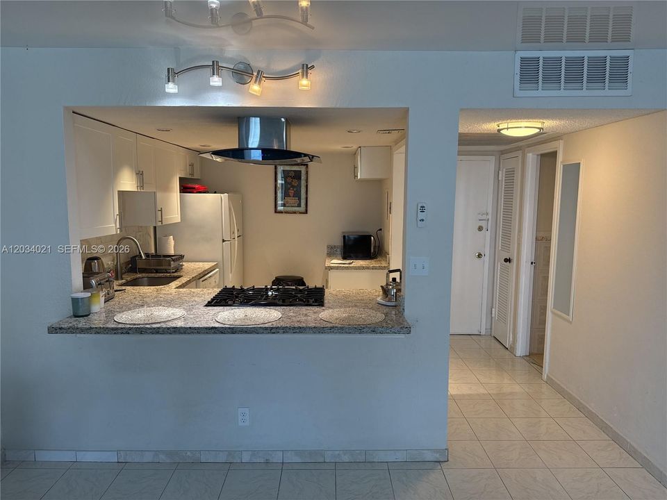 For Sale: $360,000 (1 beds, 1 baths, 736 Square Feet)
