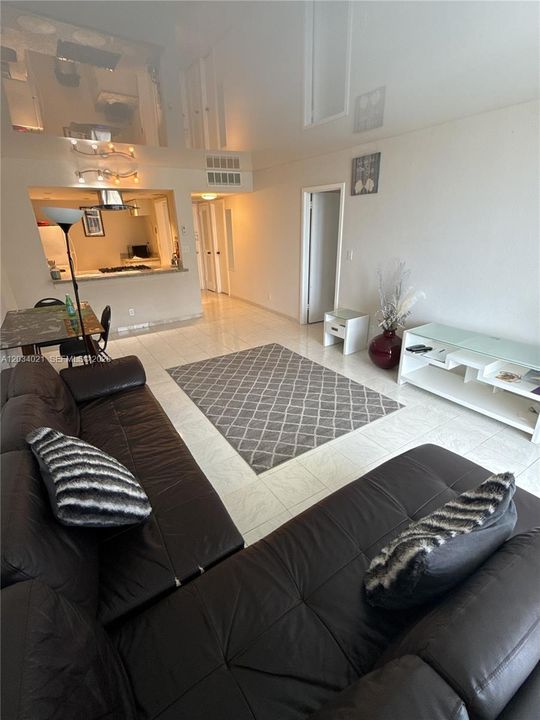 For Sale: $360,000 (1 beds, 1 baths, 736 Square Feet)