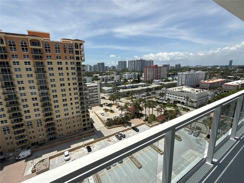 For Sale: $360,000 (1 beds, 1 baths, 736 Square Feet)