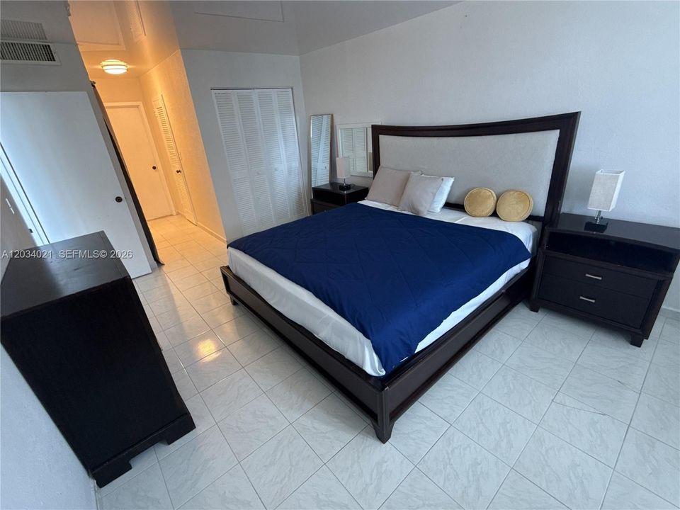 For Sale: $360,000 (1 beds, 1 baths, 736 Square Feet)