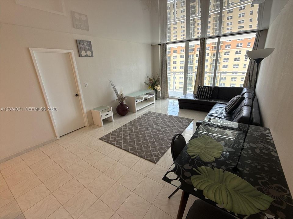For Sale: $360,000 (1 beds, 1 baths, 736 Square Feet)