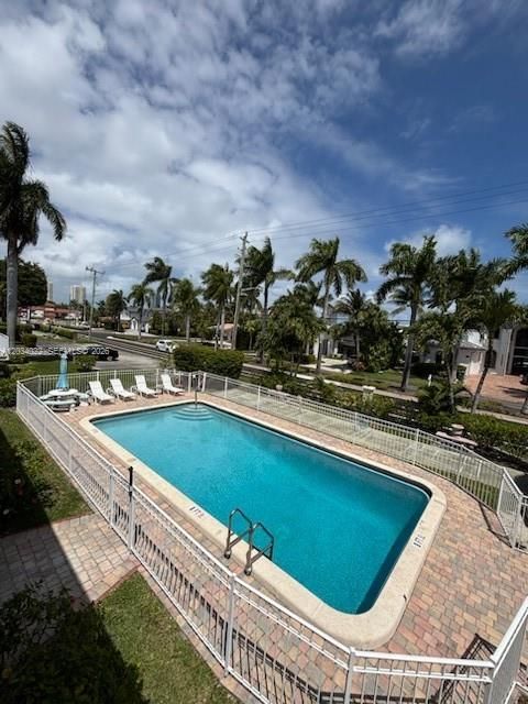 For Sale: $285,000 (2 beds, 1 baths, 1000 Square Feet)