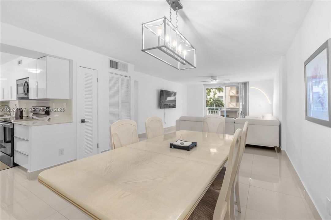 For Sale: $365,000 (2 beds, 2 baths, 1200 Square Feet)