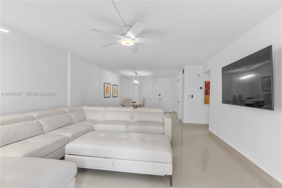 For Sale: $365,000 (2 beds, 2 baths, 1200 Square Feet)