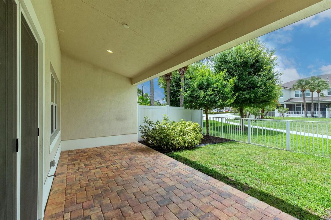 Covered patio, fully fenced yard