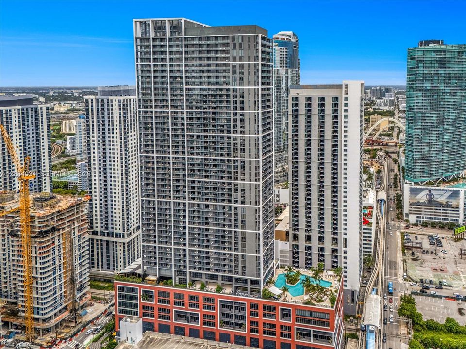 For Rent: $5,500 (1 beds, 1 baths, 679 Square Feet)