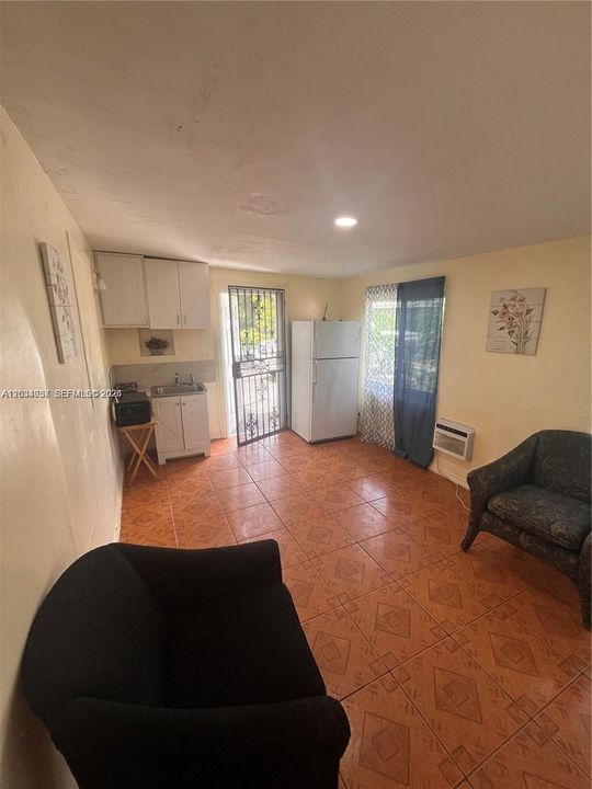 For Rent: $1,100 (1 beds, 1 baths, 1209 Square Feet)