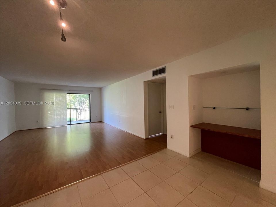 For Sale: $305,000 (2 beds, 2 baths, 1292 Square Feet)