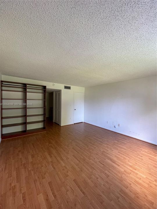 For Sale: $305,000 (2 beds, 2 baths, 1292 Square Feet)
