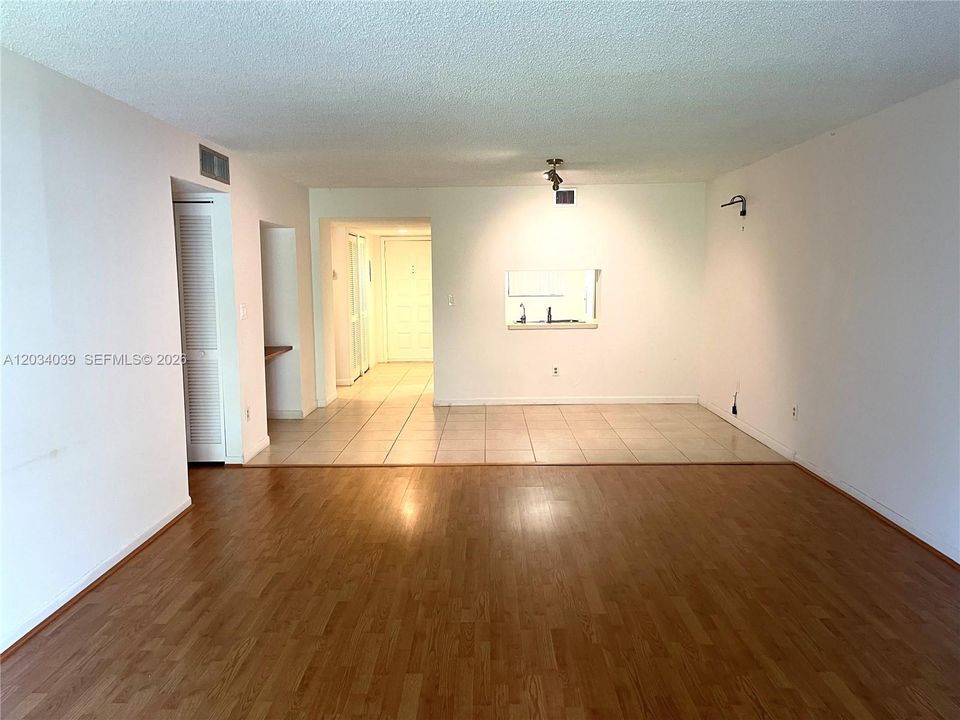 For Sale: $305,000 (2 beds, 2 baths, 1292 Square Feet)