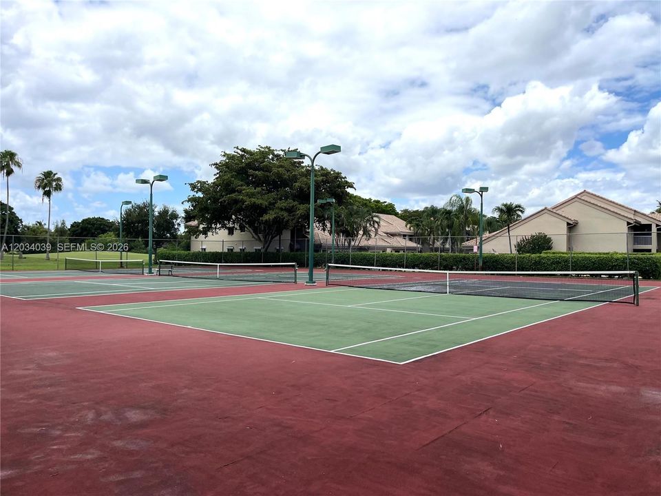 For Sale: $305,000 (2 beds, 2 baths, 1292 Square Feet)