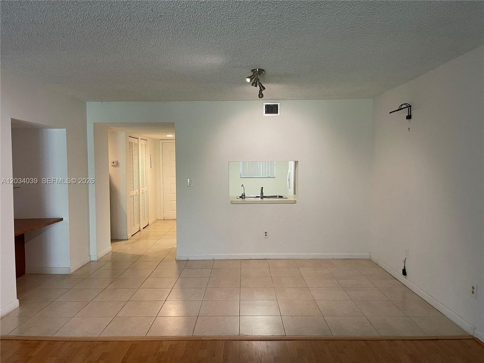 For Sale: $305,000 (2 beds, 2 baths, 1292 Square Feet)