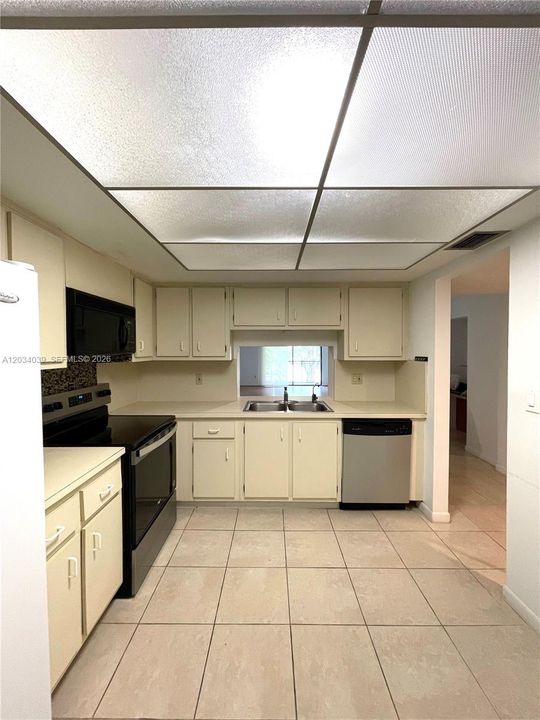 For Sale: $305,000 (2 beds, 2 baths, 1292 Square Feet)