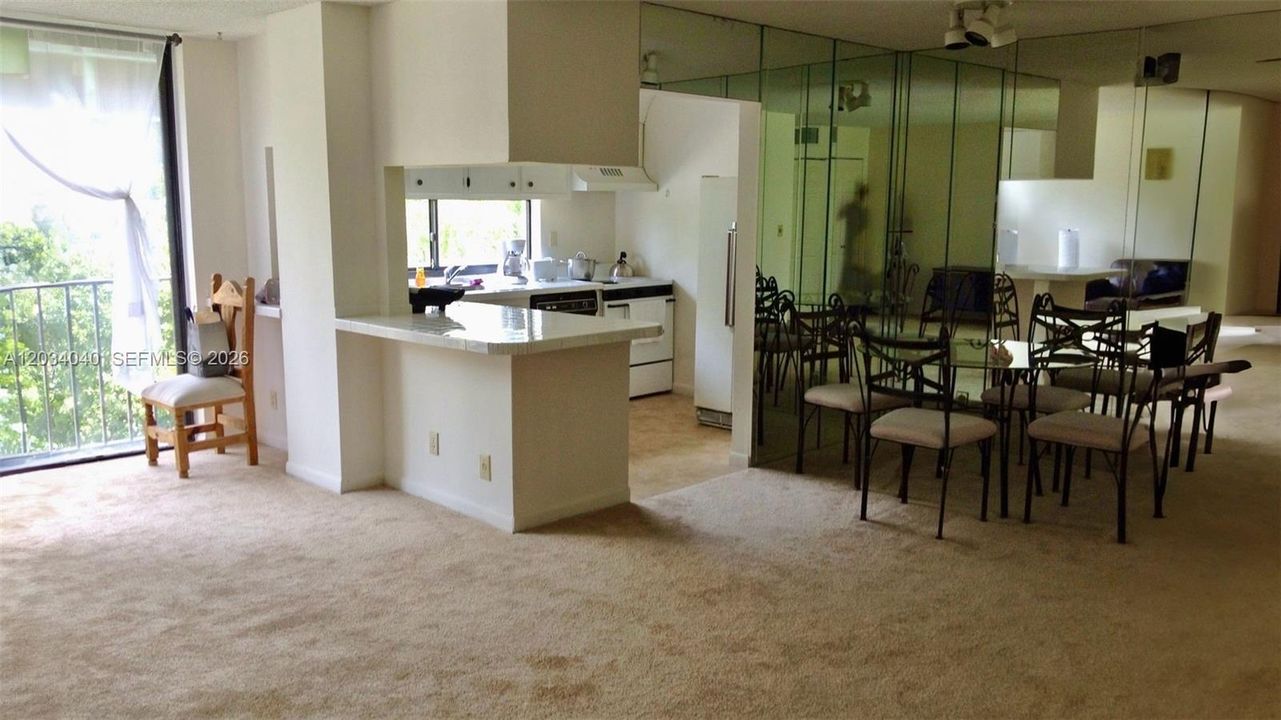 For Sale: $198,000 (1 beds, 1 baths, 767 Square Feet)