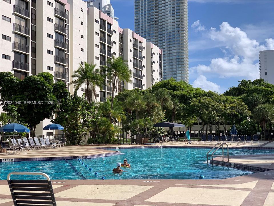 For Sale: $198,000 (1 beds, 1 baths, 767 Square Feet)